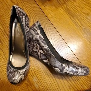 COPY - Low wedge held